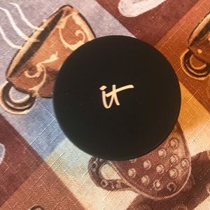 IT cosmetics- Translucent Powder.